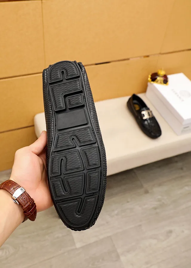 Versace Chain Reaction أحذية ليبس سوداء بتصميم جلد التمساح المطبق مع بكل معدني 2