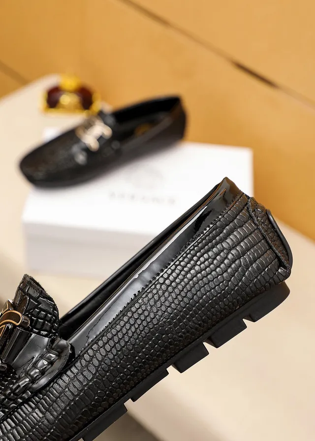 Versace Chain Reaction أحذية ليبس سوداء بتصميم جلد التمساح المطبق مع بكل معدني 4