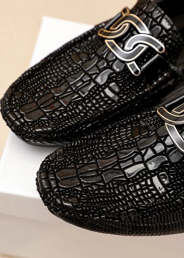 Versace Chain Reaction أحذية ليبس سوداء بتصميم جلد التمساح المطبق مع بكل معدني 5