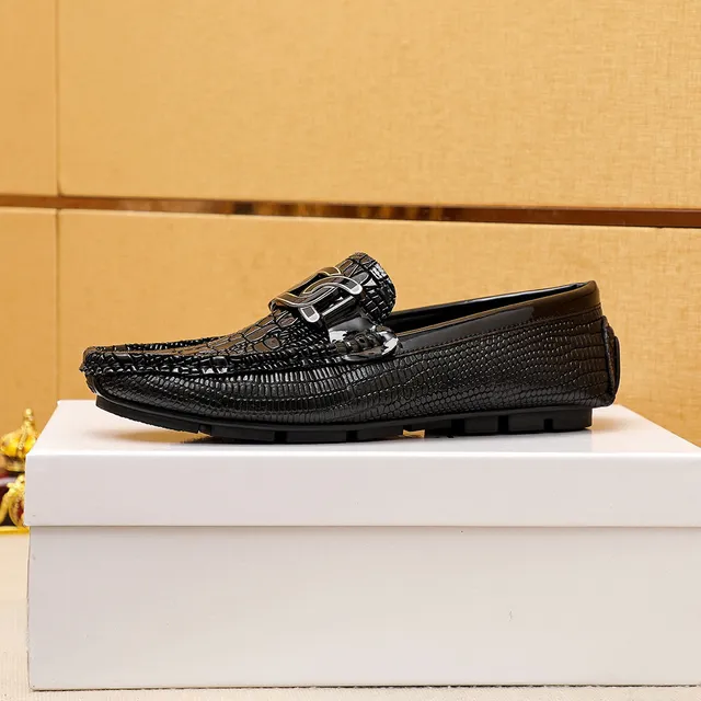 Versace Chain Reaction أحذية ليبس سوداء بتصميم جلد التمساح المطبق مع بكل معدني 6