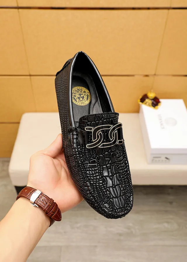 Versace Chain Reaction أحذية ليبس سوداء بتصميم جلد التمساح المطبق مع بكل معدني 7
