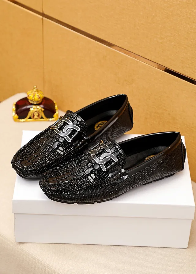 Versace Chain Reaction أحذية ليبس سوداء بتصميم جلد التمساح المطبق مع بكل معدني 8