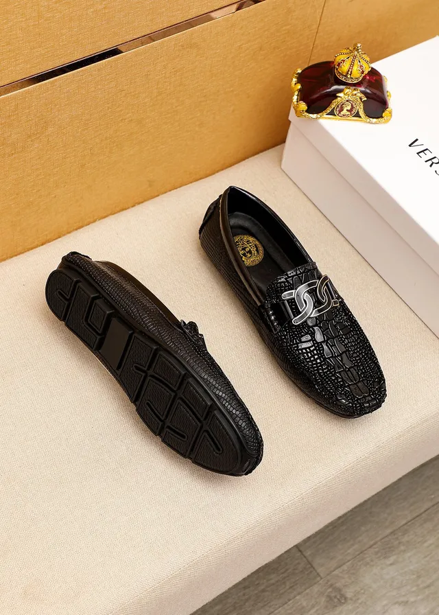 Versace Chain Reaction أحذية ليبس سوداء بتصميم جلد التمساح المطبق مع بكل معدني 9