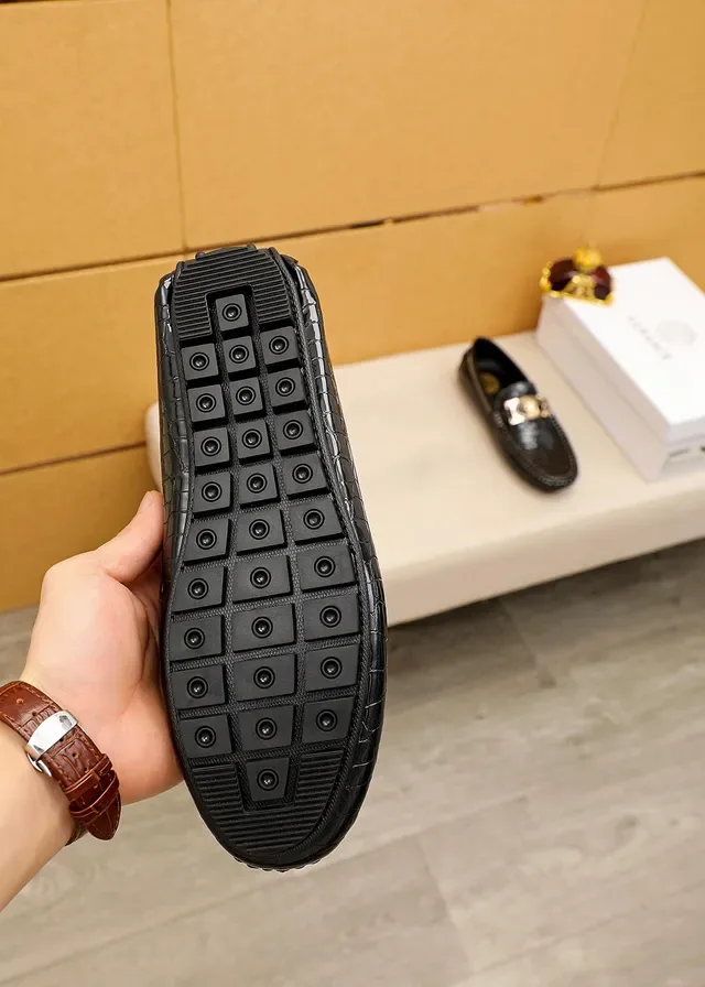 Versace Chain Reaction Mocassins Negros de Couro Patentado com Embossado Croc e Fivela Medusa 2