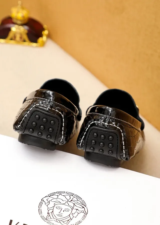Versace Chain Reaction Mocassins Negros de Couro Patentado com Embossado Croc e Fivela Medusa 3