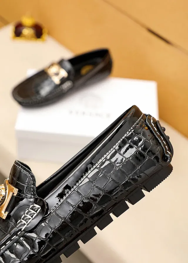 Versace Chain Reaction Mocassins Negros de Couro Patentado com Embossado Croc e Fivela Medusa 4