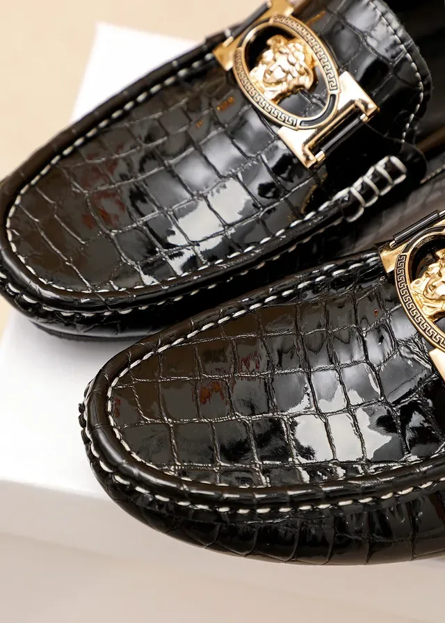 Versace Chain Reaction Mocassins Negros de Couro Patentado com Embossado Croc e Fivela Medusa 5