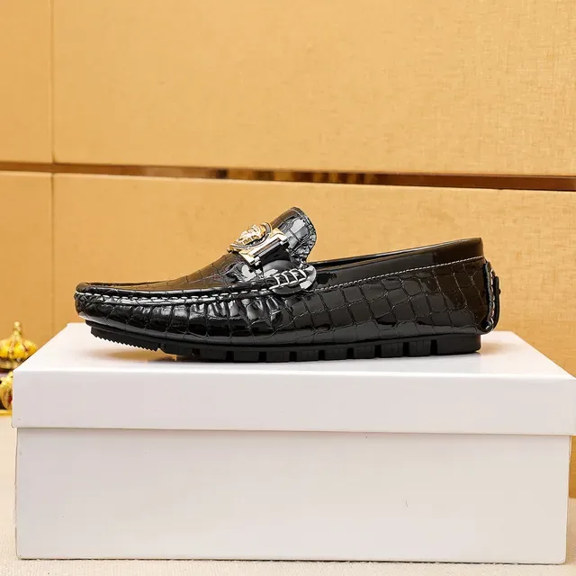Versace Chain Reaction Mocassins Negros de Couro Patentado com Embossado Croc e Fivela Medusa 6