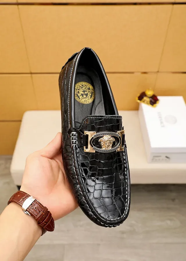 Versace Chain Reaction Mocassins Negros de Couro Patentado com Embossado Croc e Fivela Medusa 7