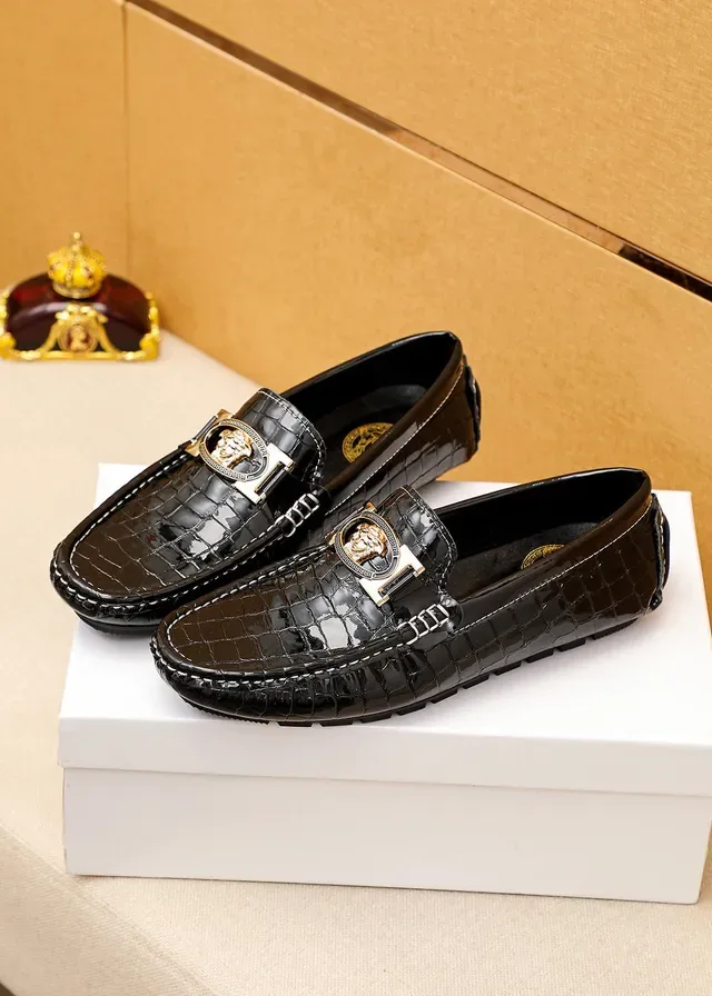 Versace Chain Reaction Mocassins Negros de Couro Patentado com Embossado Croc e Fivela Medusa 8