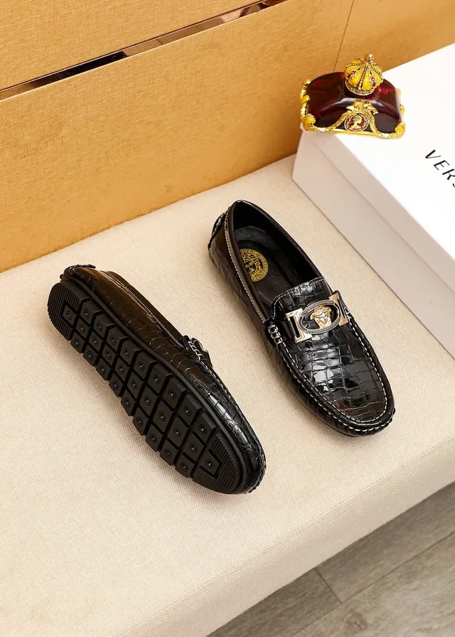 Versace Chain Reaction Mocassins Negros de Couro Patentado com Embossado Croc e Fivela Medusa 9