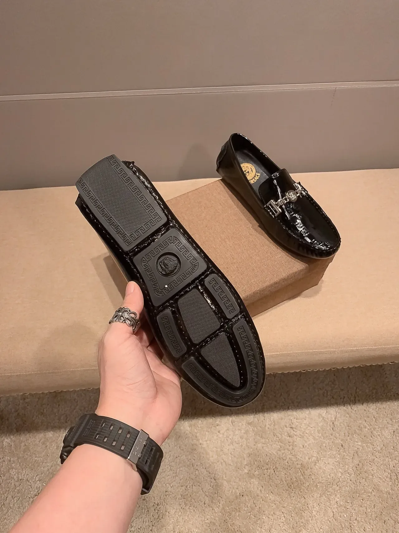 Versace Chain Reaction Mocassins en Cuir Verni Noir 2