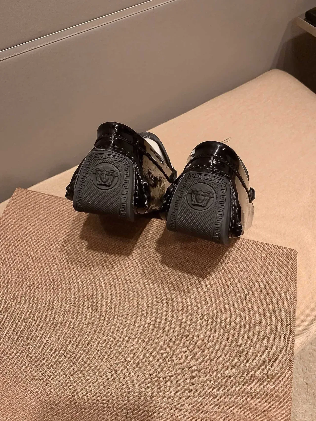 Versace Chain Reaction Mocassins en Cuir Verni Noir 3