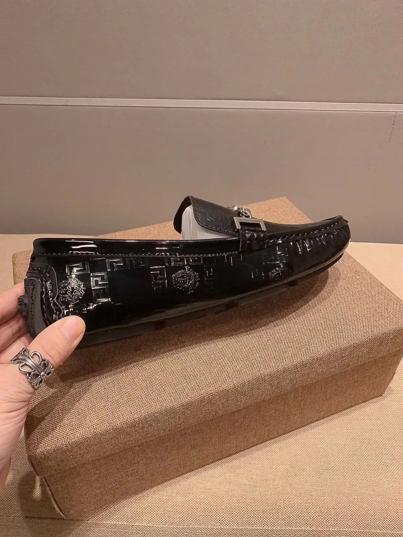 Versace Chain Reaction Mocassins en Cuir Verni Noir 4