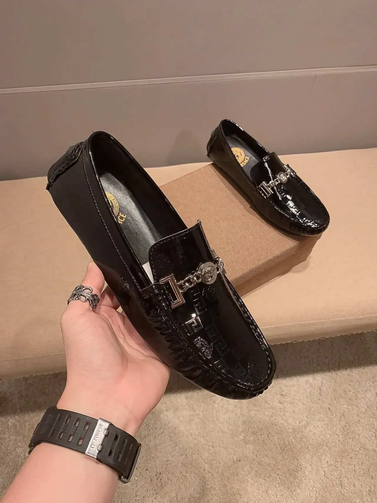 Versace Chain Reaction Mocassins en Cuir Verni Noir 5