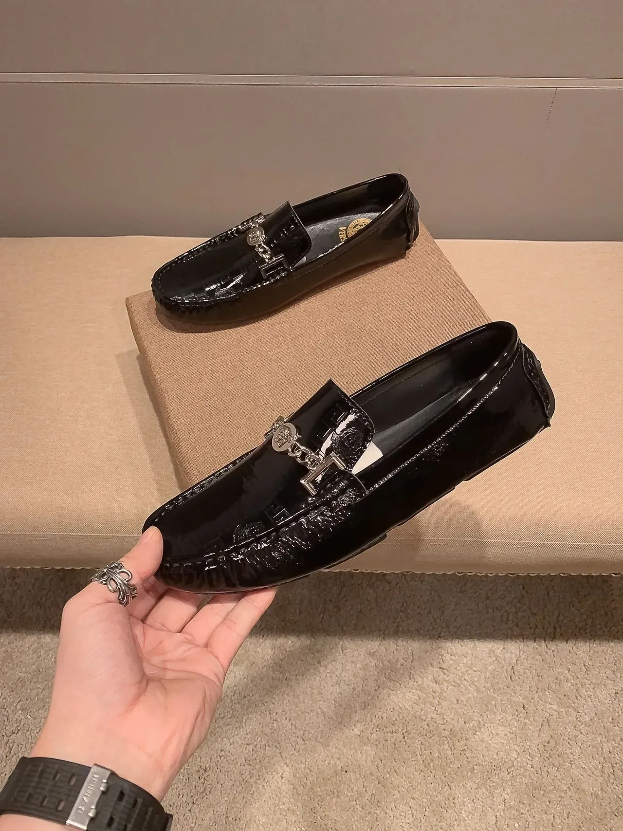 Versace Chain Reaction Mocassins en Cuir Verni Noir 6