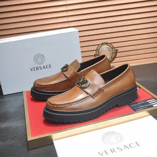 Versace Chain Reaction भूरा काला तन चमड़ा धातु V-Buckle लोफर