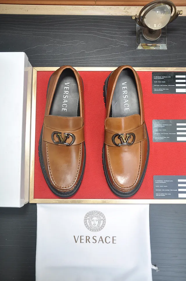 Versace Chain Reaction marrom preto bege couro metal V-Buckle loafers 2