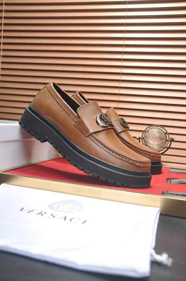 Versace Chain Reaction marrom preto bege couro metal V-Buckle loafers 3