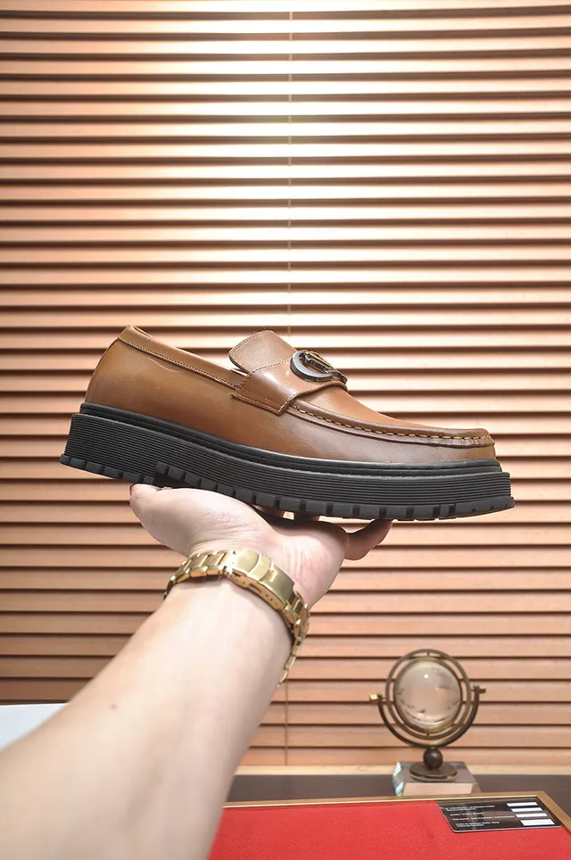 Versace Chain Reaction marrom preto bege couro metal V-Buckle loafers 4