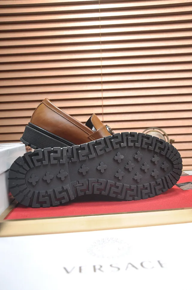 Versace Chain Reaction marrom preto bege couro metal V-Buckle loafers 7