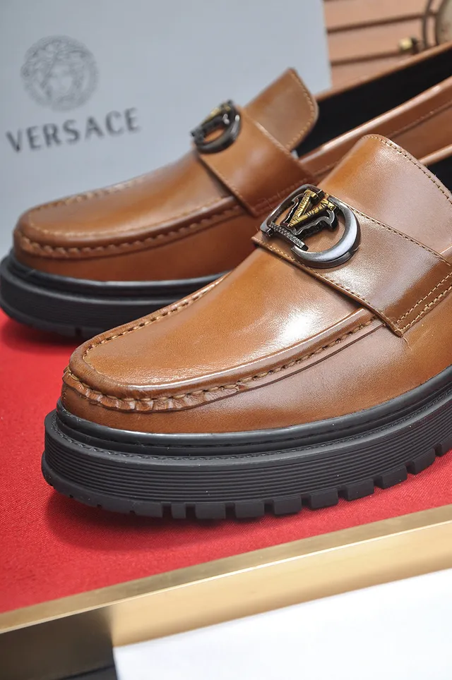 Versace Chain Reaction marrom preto bege couro metal V-Buckle loafers 8