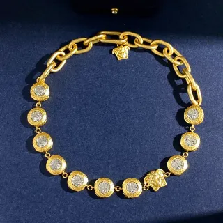 Versace Chain Reaction सोने जैसी टोन मेडूसा और क्रिस्टल हार