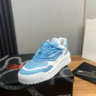 Versace Chain Reaction हल्का नीला और सफेद चंकी स्नीकर