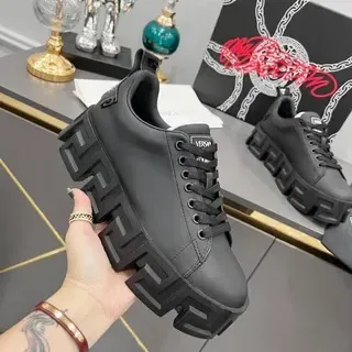 Versace Greca Odissea मैट ब्लैक लाइफस्टाइल स्नीकर
