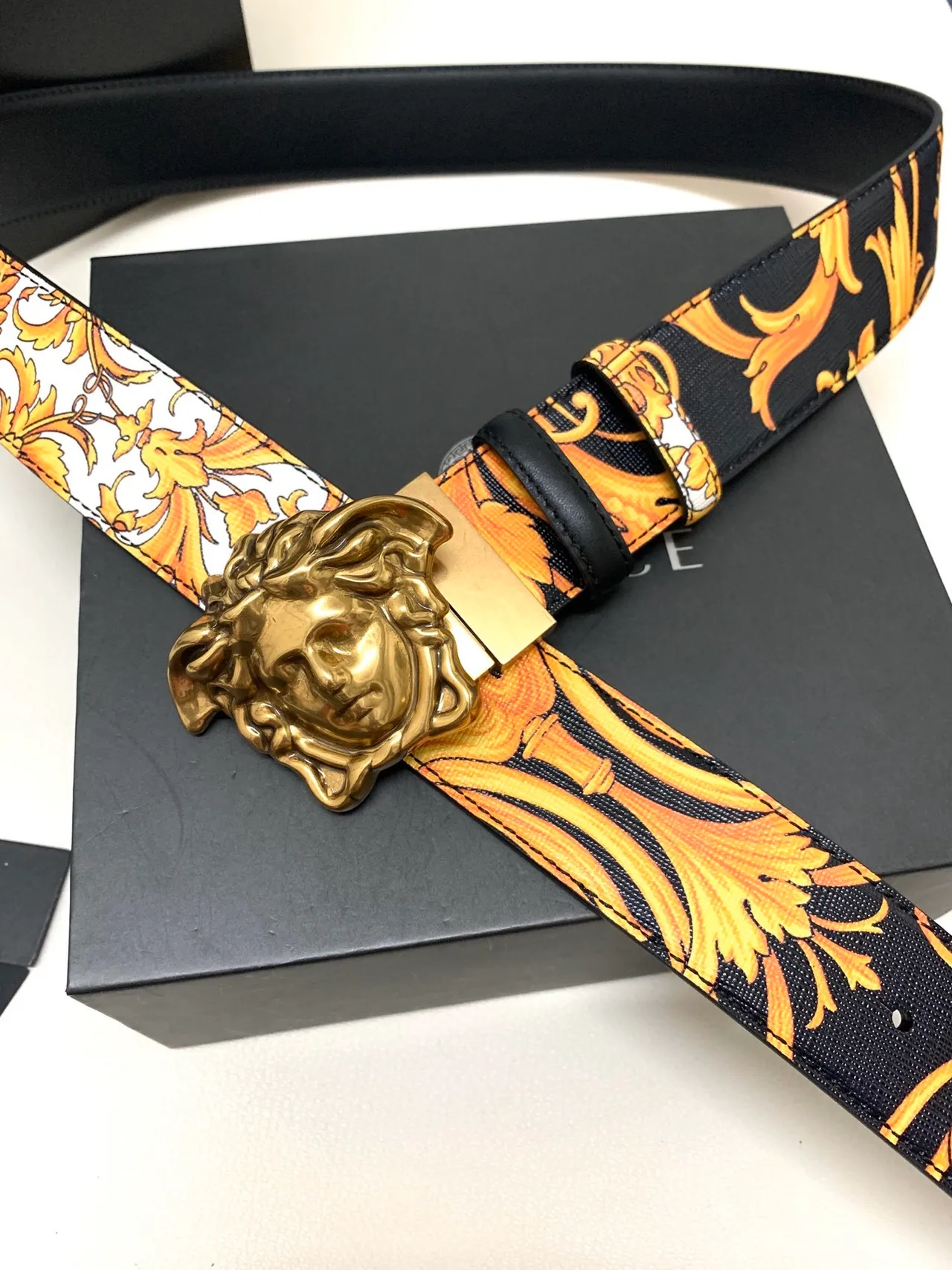Versace Medusa Baroque Print Fivela Dourada Cinto de Couro 5