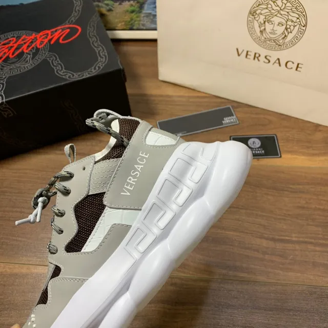 Versace Odissea बेज ब्राउन स्कल्प्टेड सोल ग्रेका की पैटर्न ओवरले चंकी स्नीकर्स 3
