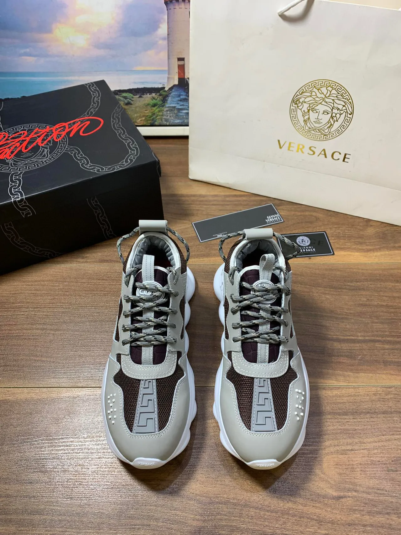 Versace Odissea बेज ब्राउन स्कल्प्टेड सोल ग्रेका की पैटर्न ओवरले चंकी स्नीकर्स 9