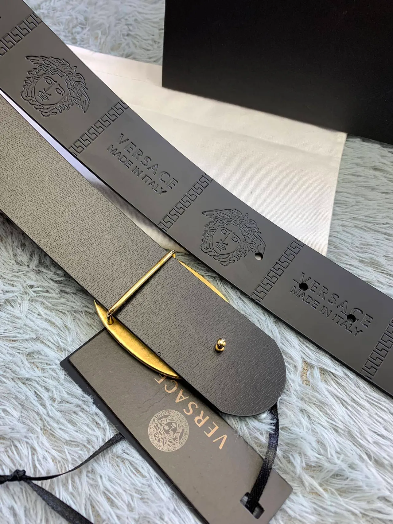 Versace Odissea Cinto de couro preto dourado mate com cabeças de Medusa embossadas 2