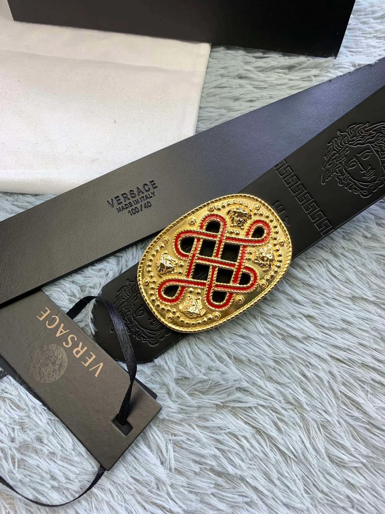 Versace Odissea Cinto de couro preto dourado mate com cabeças de Medusa embossadas 3