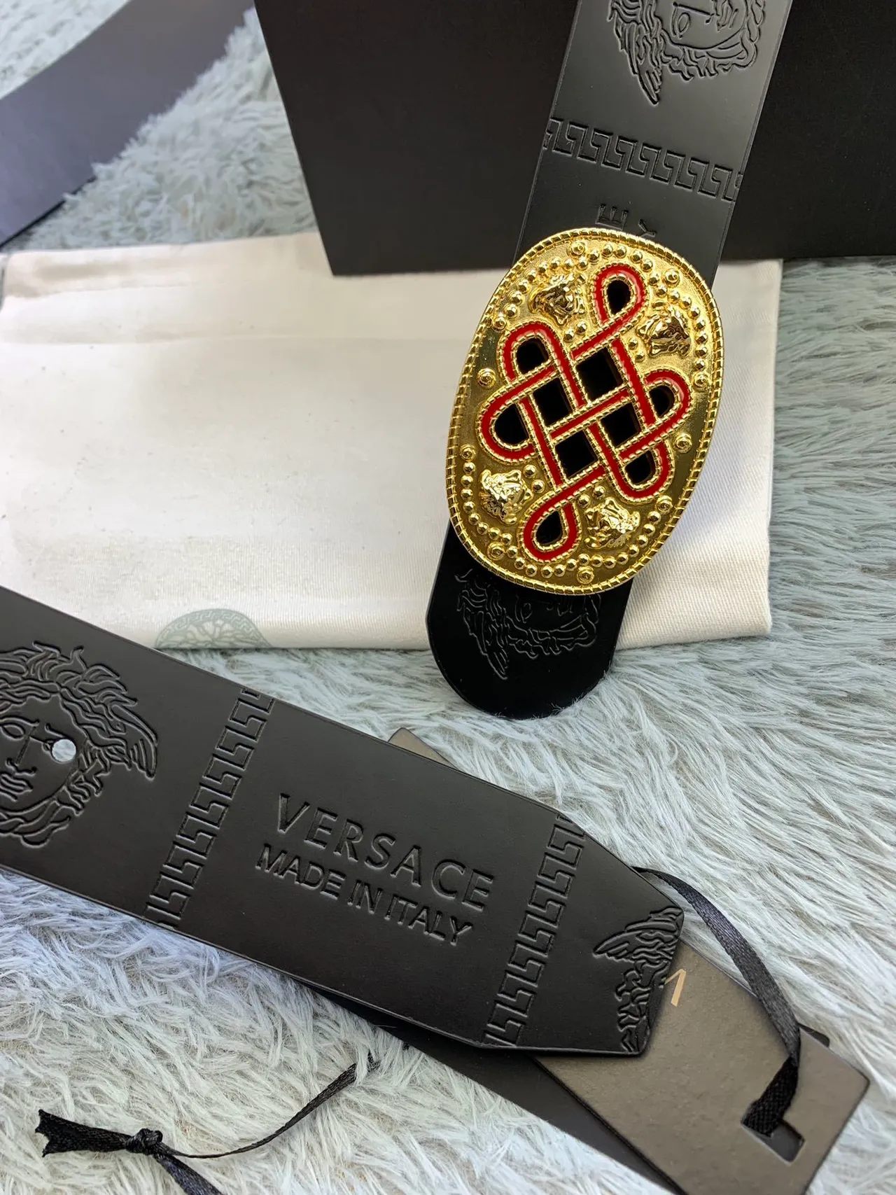 Versace Odissea Cinto de couro preto dourado mate com cabeças de Medusa embossadas 4