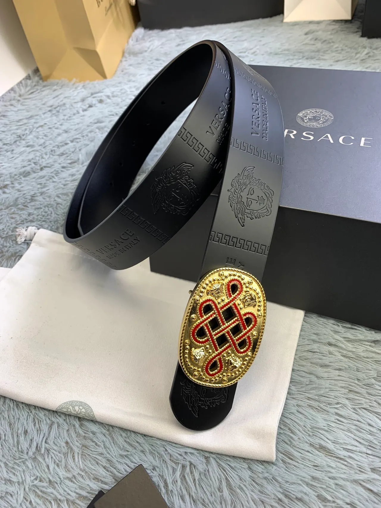 Versace Odissea Cinto de couro preto dourado mate com cabeças de Medusa embossadas 5