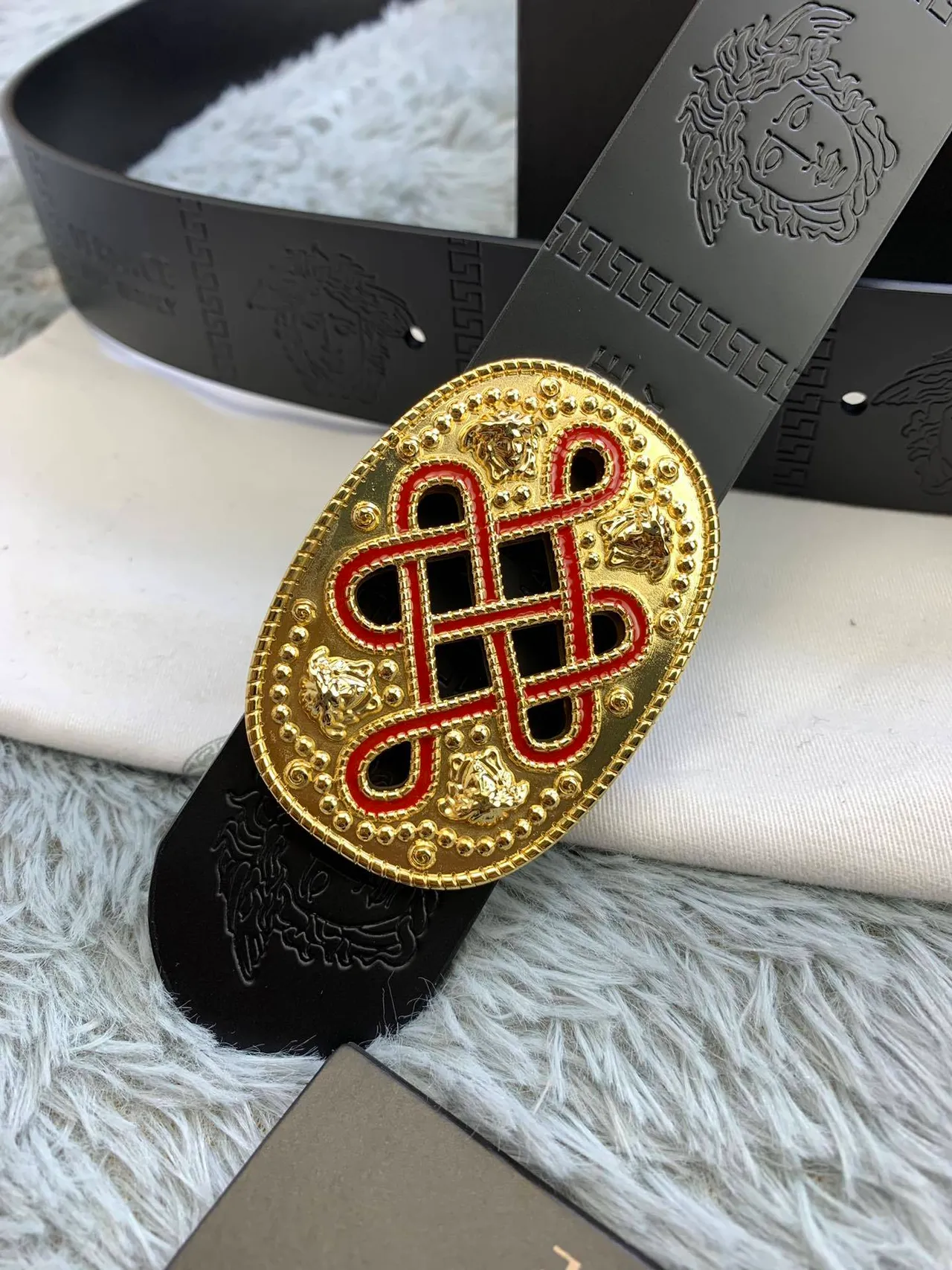 Versace Odissea Cinto de couro preto dourado mate com cabeças de Medusa embossadas 6