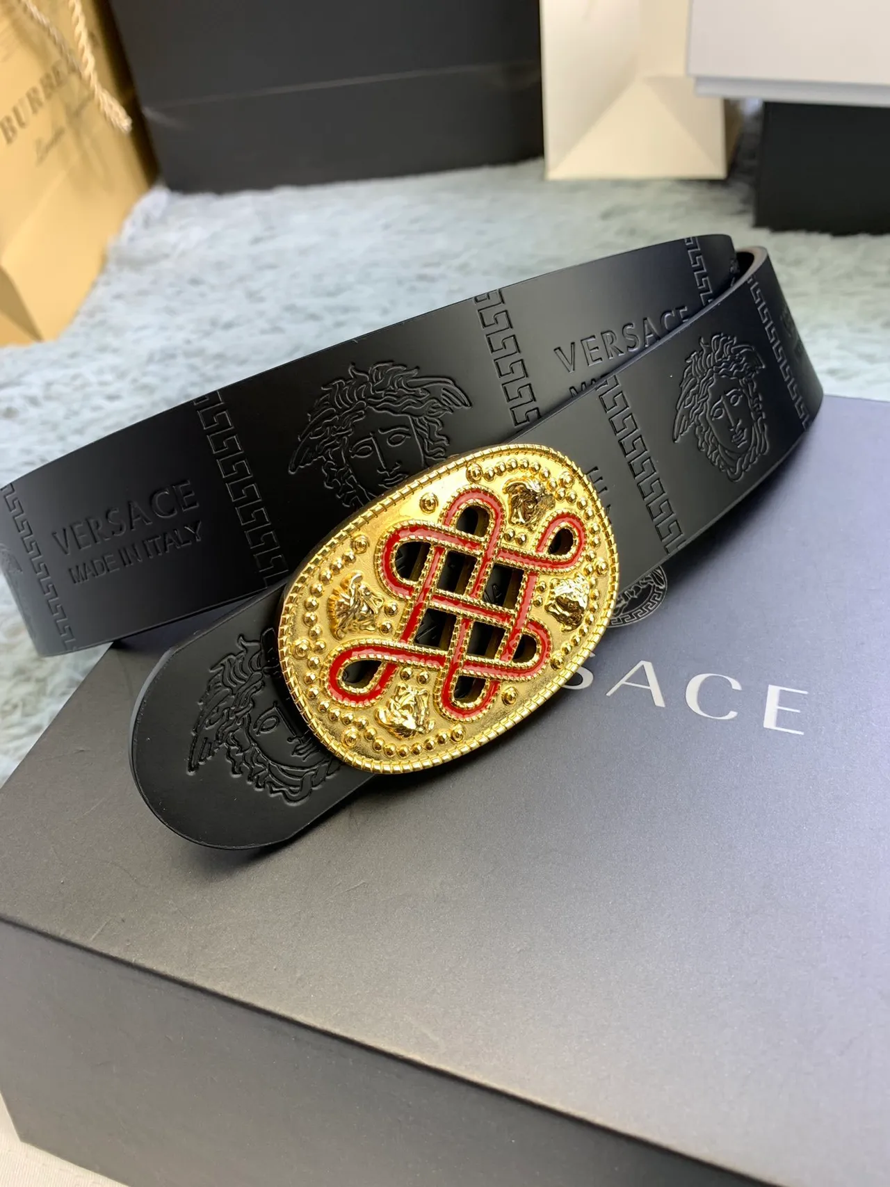 Versace Odissea Cinto de couro preto dourado mate com cabeças de Medusa embossadas 8