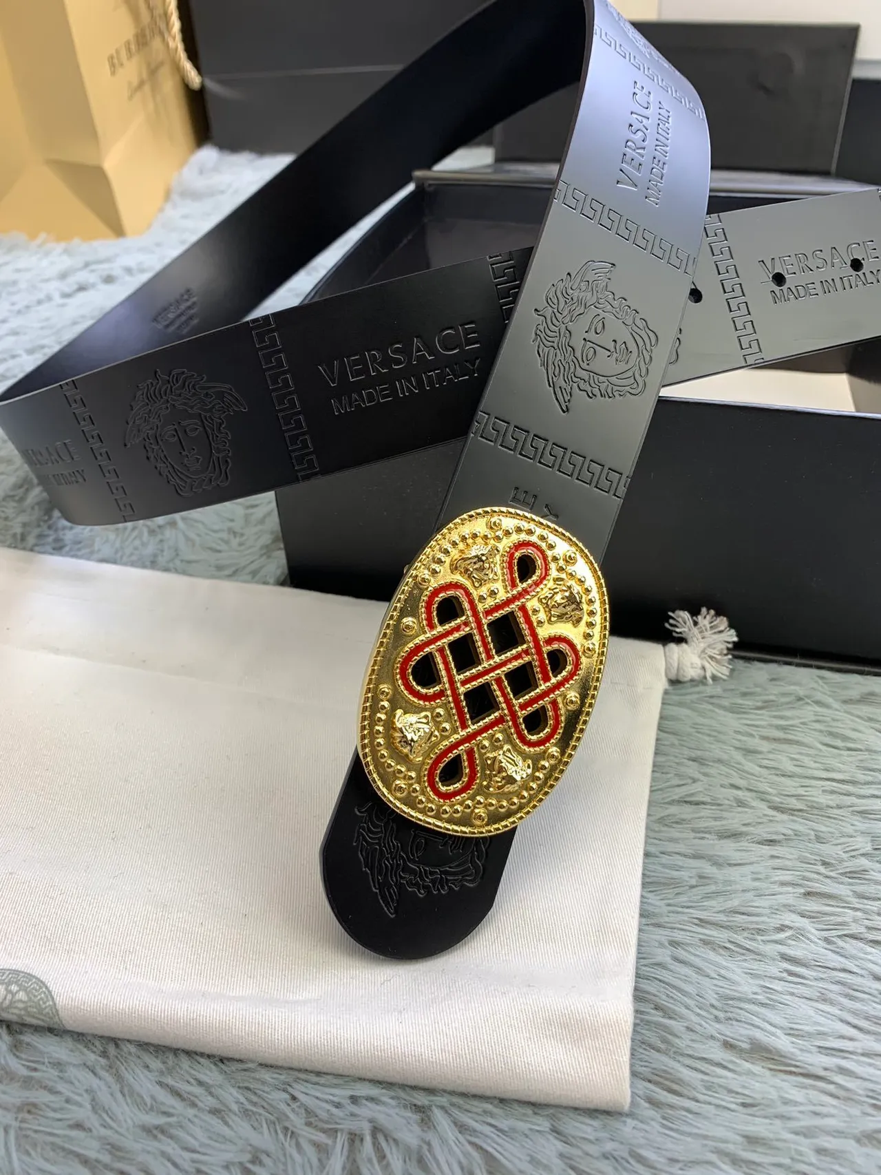 Versace Odissea Cinto de couro preto dourado mate com cabeças de Medusa embossadas 9