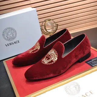 Versace लाल सोने का वेलवेट अपर मेड्यूसा इंब्रॉयडरी लोफर
