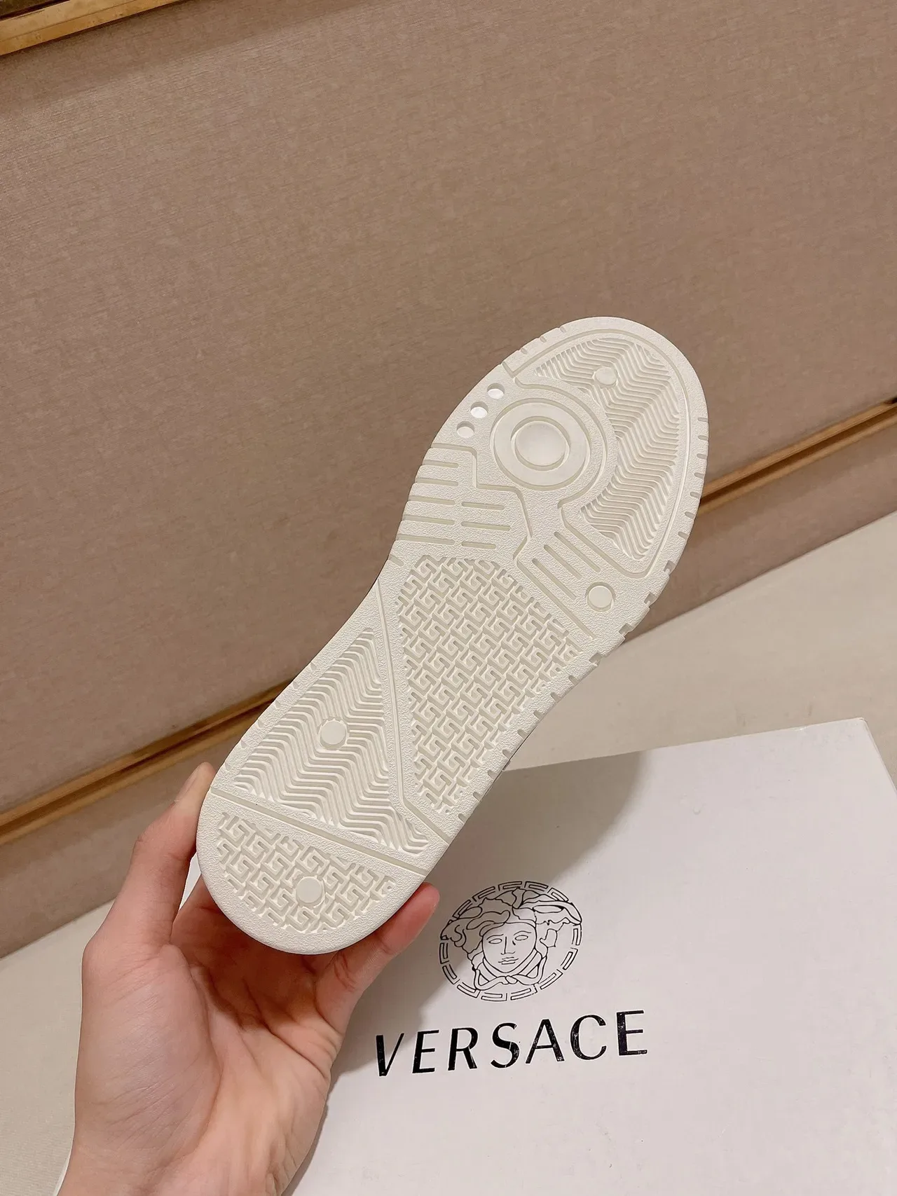 Versace Branco Dourado Slip-On Construction Estampa Barroca Tênis Estilo de Vida 2