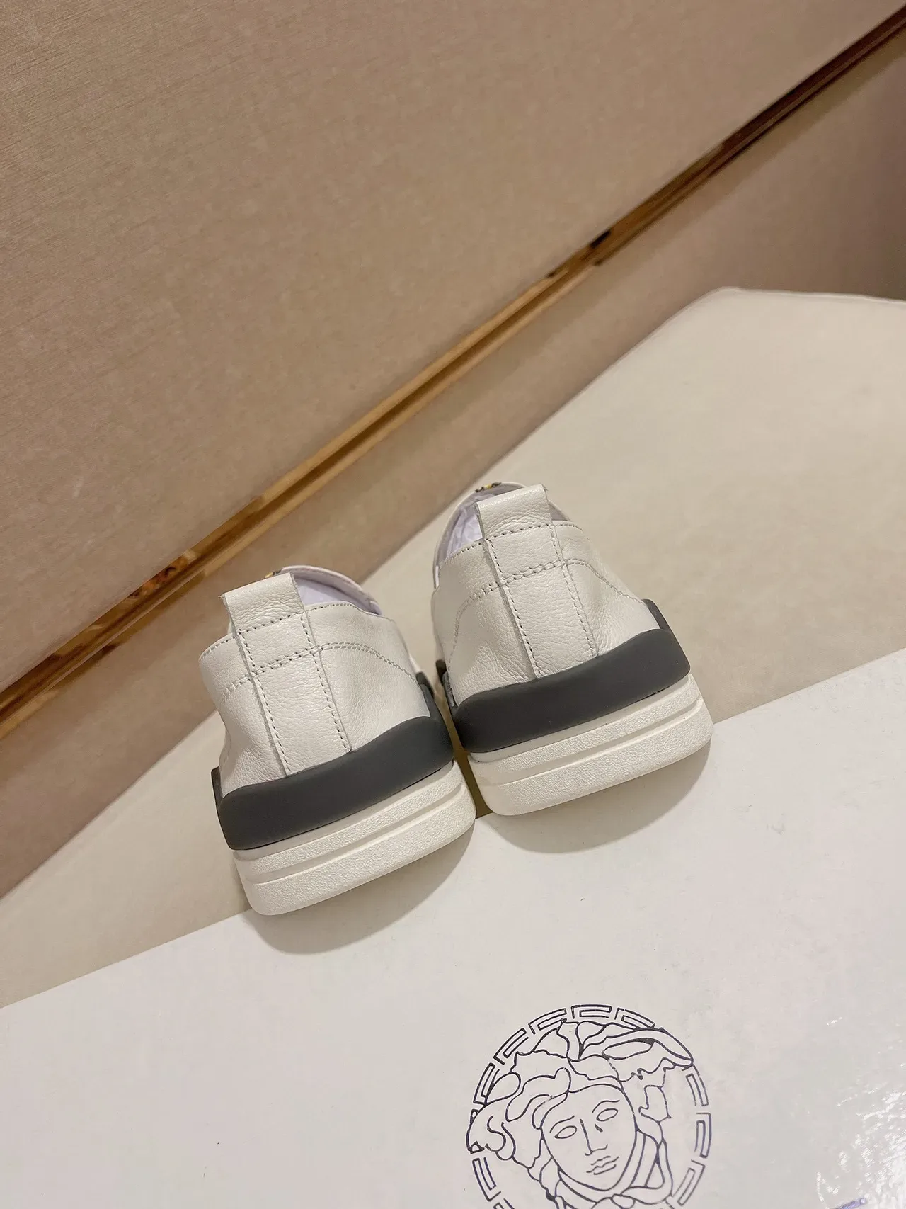 Versace Branco Dourado Slip-On Construction Estampa Barroca Tênis Estilo de Vida 3