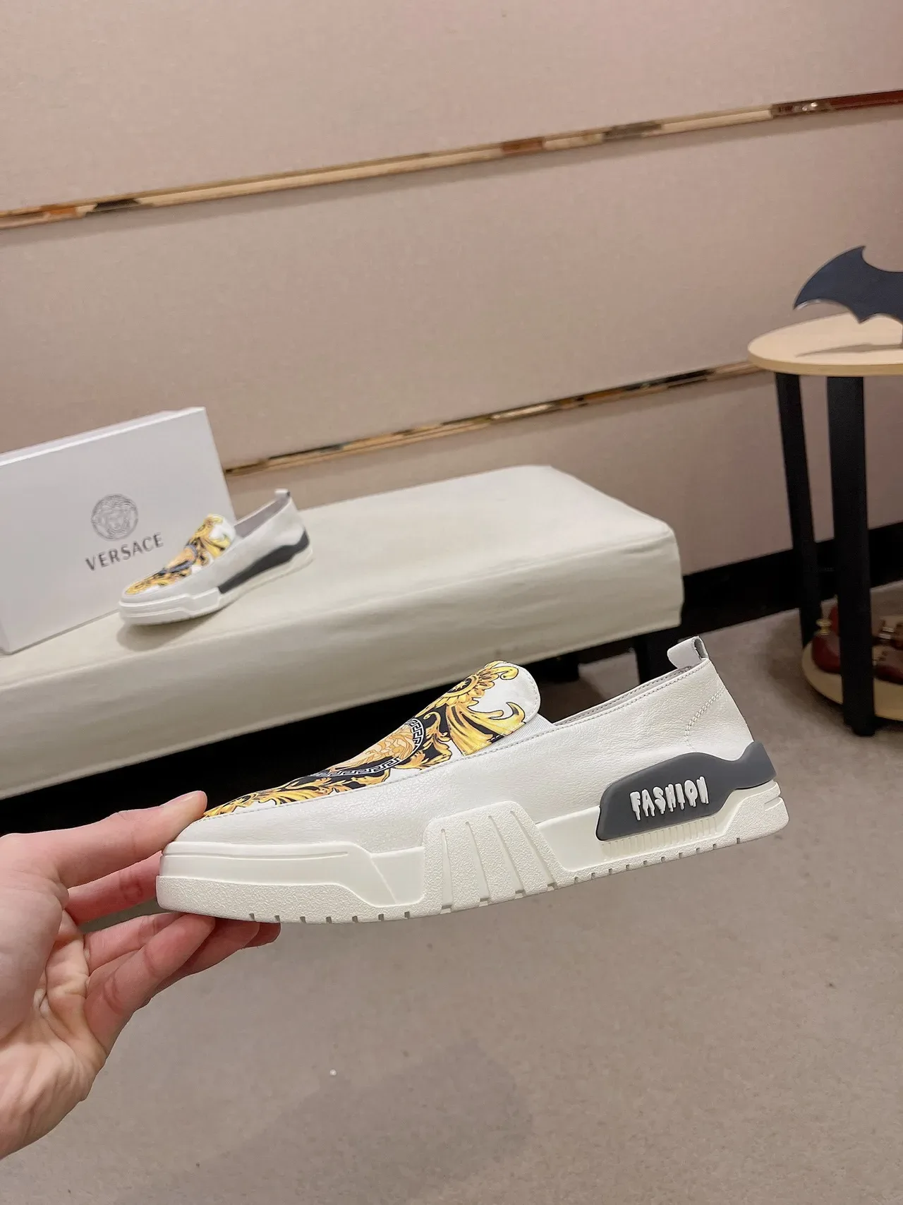 Versace Branco Dourado Slip-On Construction Estampa Barroca Tênis Estilo de Vida 8