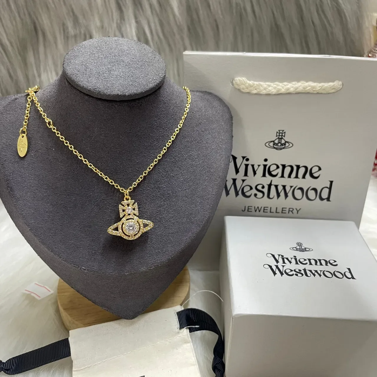 Vivienne Westwood Collier avec pendentif Orb en cristal 6