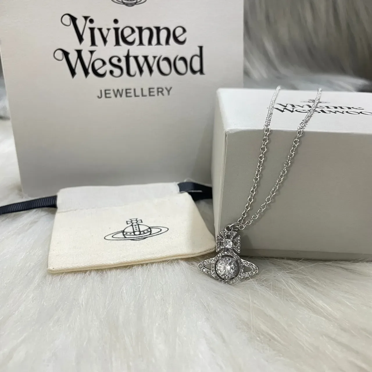 Vivienne Westwood Collier avec pendentif Orb en cristal 8