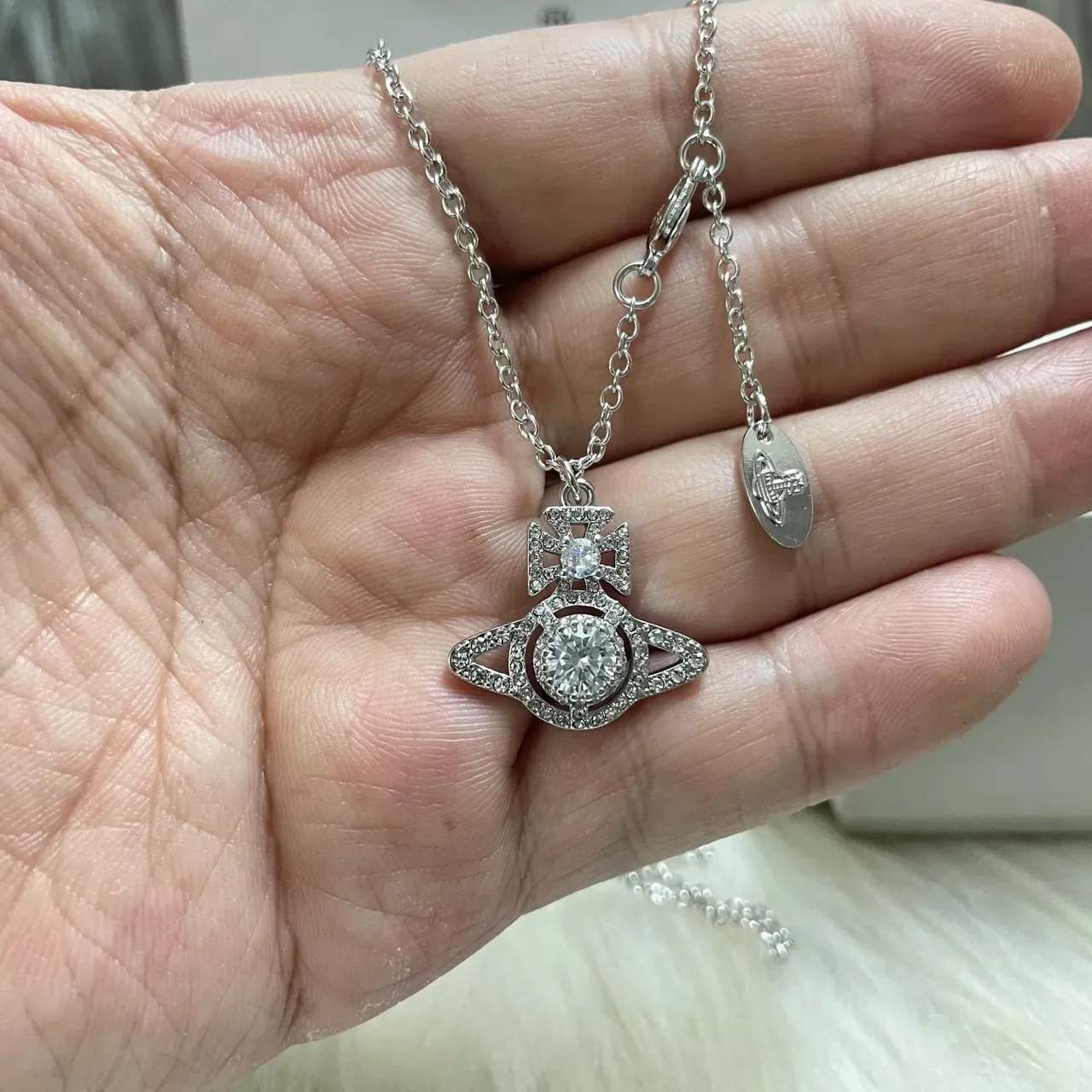 Vivienne Westwood Collier avec pendentif Orb en cristal 9