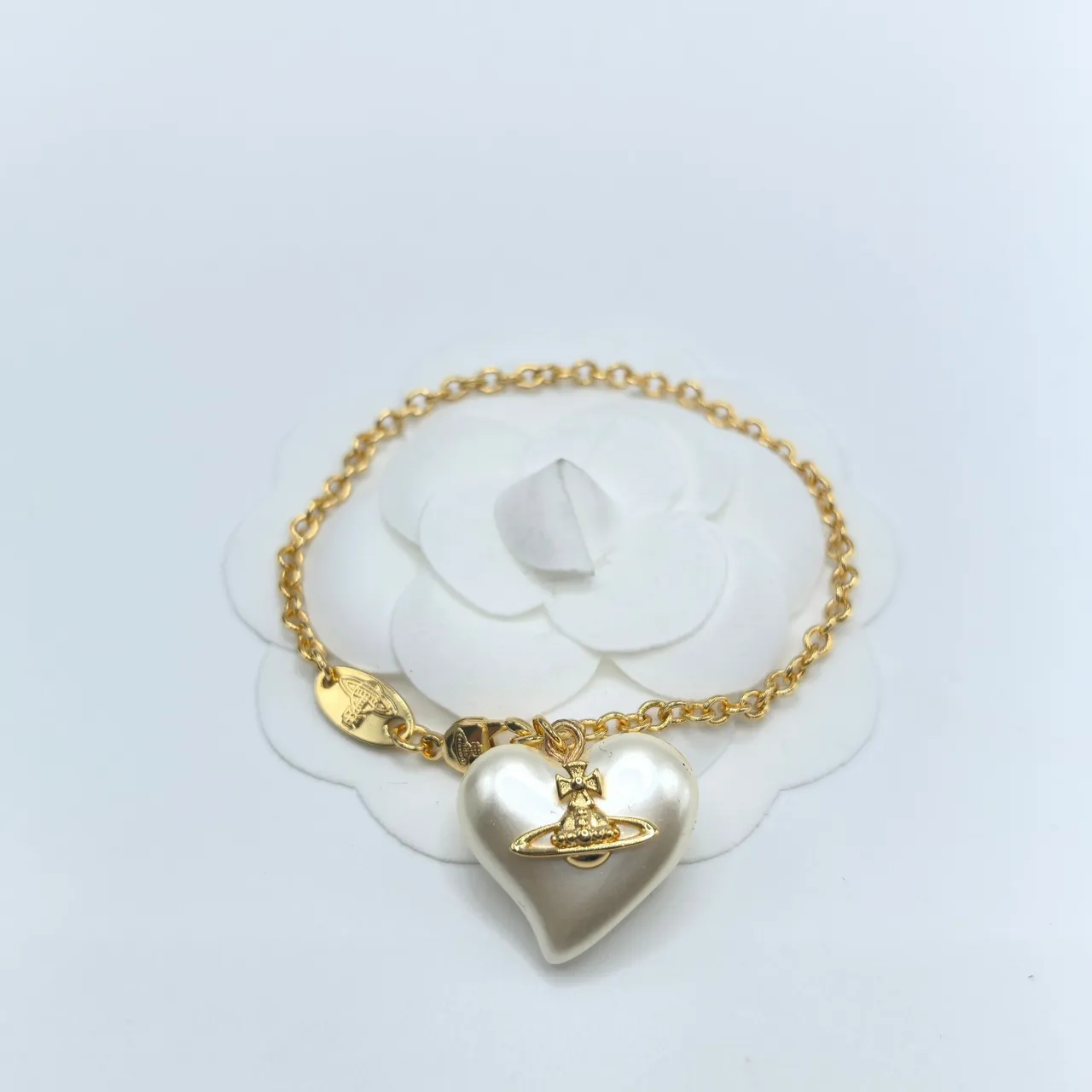 Vivienne Westwood Pendentif perle en forme d'orbe et de coeur avec chaîne en or 2