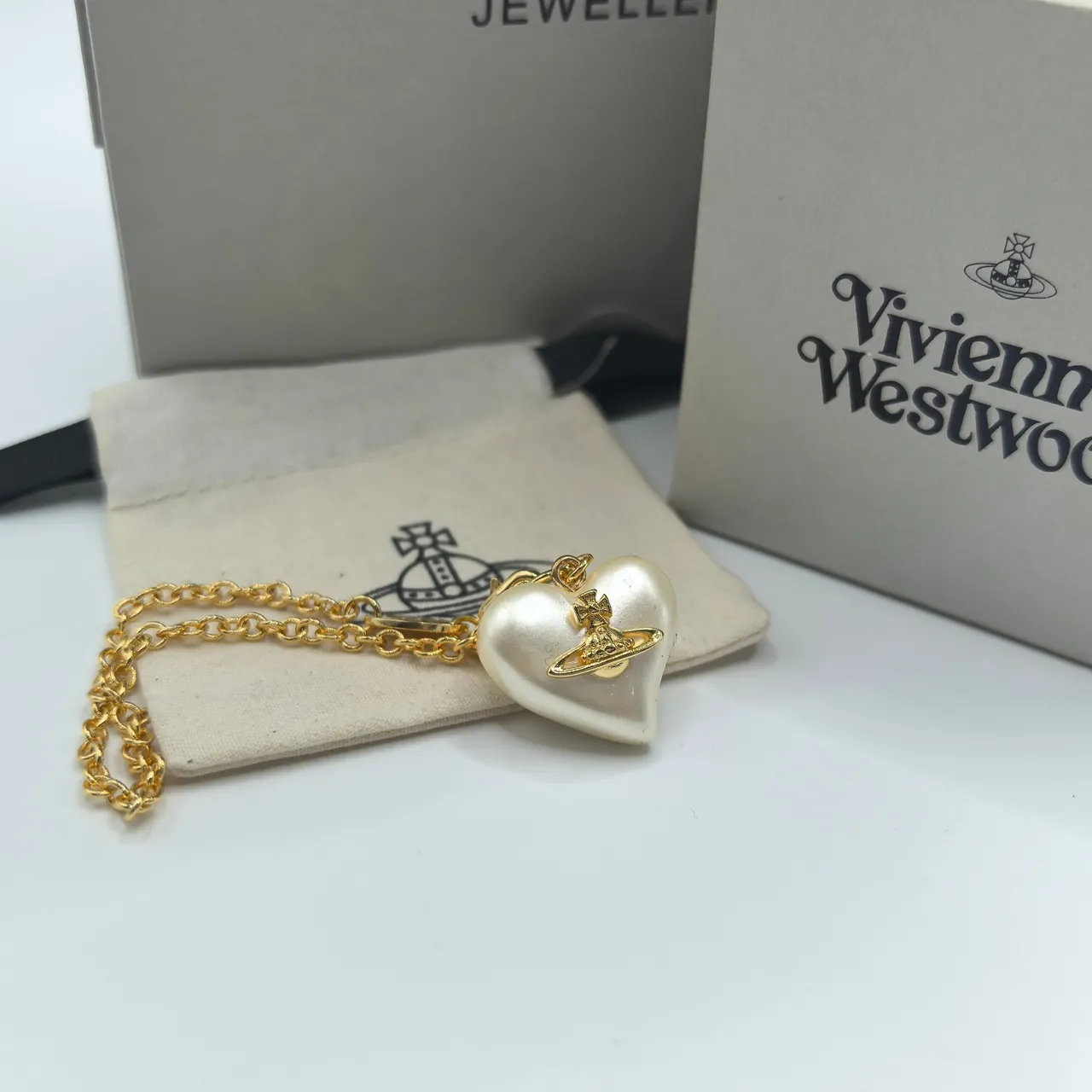 Vivienne Westwood Pendentif perle en forme d'orbe et de coeur avec chaîne en or 3