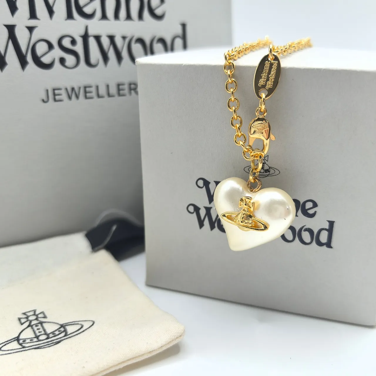 Vivienne Westwood Pendentif perle en forme d'orbe et de coeur avec chaîne en or 4