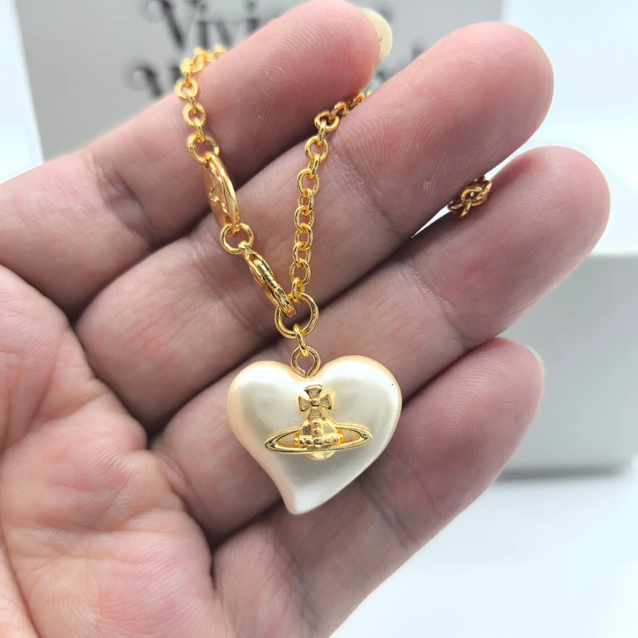 Vivienne Westwood Pendentif perle en forme d'orbe et de coeur avec chaîne en or 5